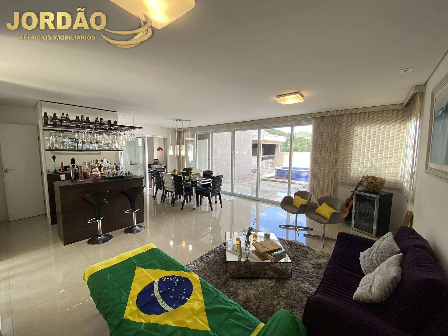 Casa de Condomínio à venda com 4 quartos, 330m² - Foto 1