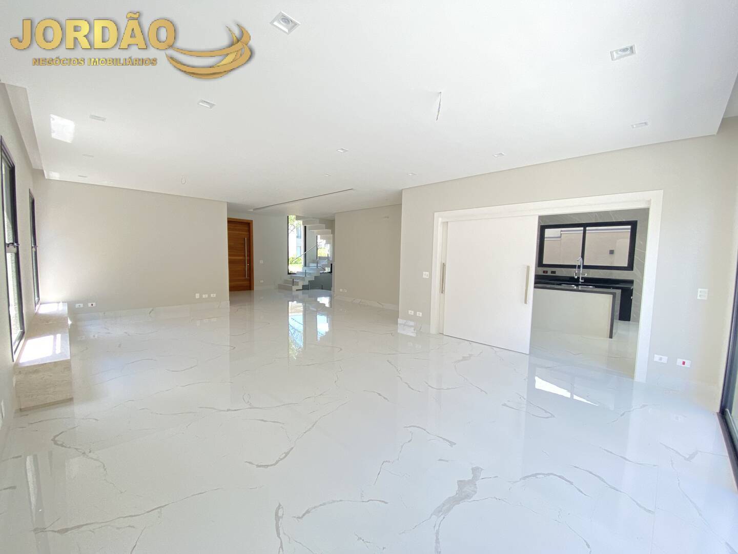 Casa de Condomínio à venda com 4 quartos, 438m² - Foto 1