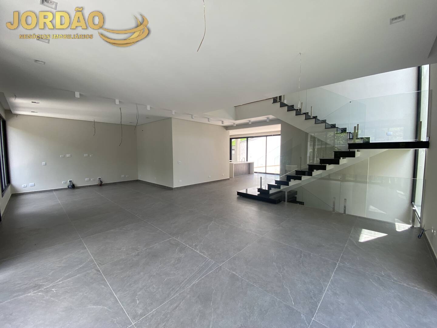 Casa de Condomínio à venda com 4 quartos, 440m² - Foto 1