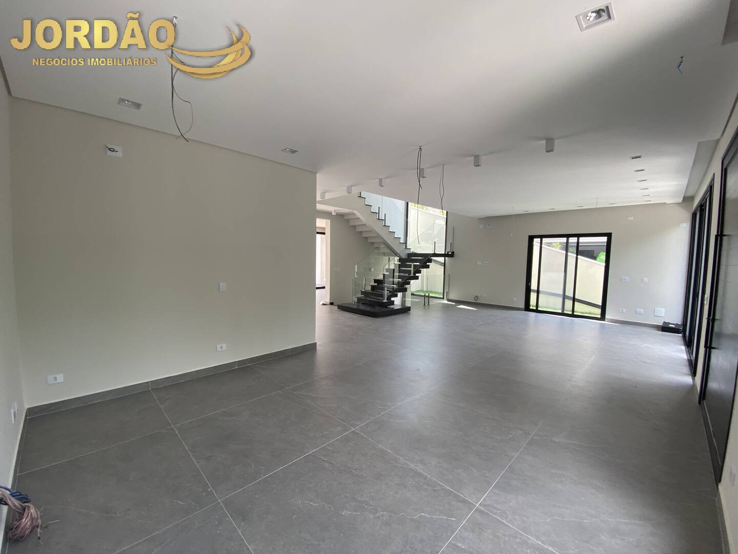 Casa de Condomínio à venda com 4 quartos, 440m² - Foto 2